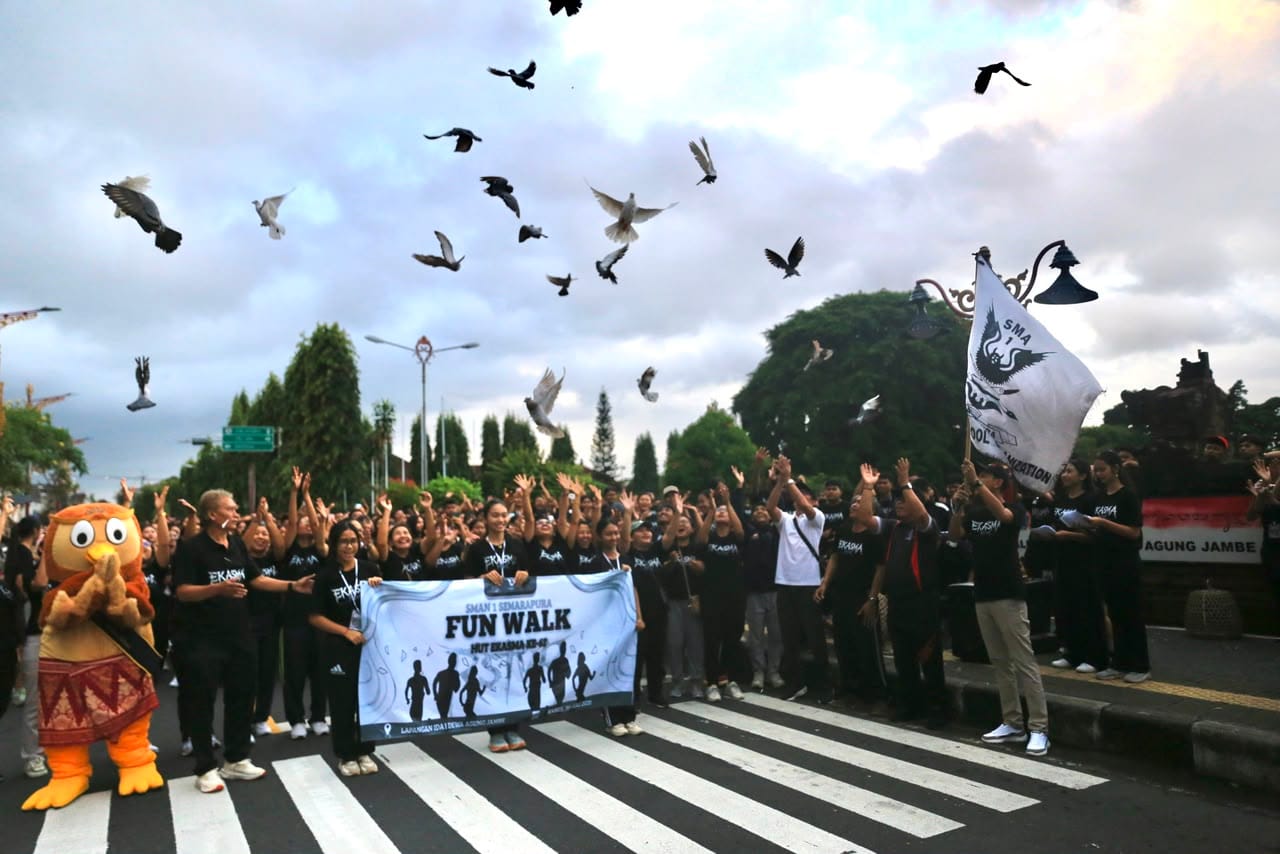 HUT ke-62 SMAN 1 Semarapura, Wabup Tjok Surya Lepas Jalan Santai ‘RESTAVORIA’ di Alun-Alun Klungkung