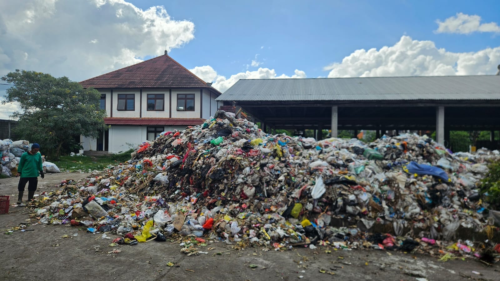 Mesin Pirolisis Ngegas, Fokus Bersihkan Tumpukan Residu Sebelum Terima Sampah Desa