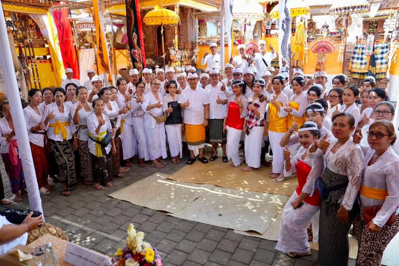 Pariwisata Ditopang Adat! Bupati Adi Arnawa Guyur Bantuan Karya Pura di Kerobokan Kaja