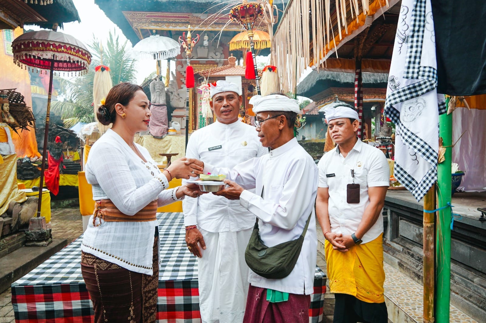 Tangkil lan Mepunia! Yunita Alit Sucipta Jadi Upasaksi Melaspas Tapakan di Bongkasa
