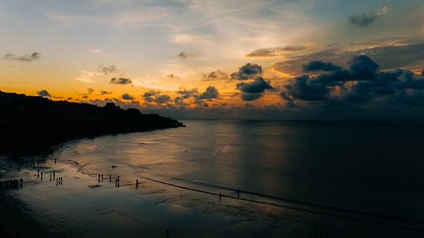 Prakiraan Cuaca Bali 15 Juli 2026: Suhu Denpasar Tembus 32°C, BMKG Ingatkan Potensi Angin Kencang di Perairan Selatan