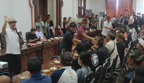 Tuntut Kepastian Dana Simpanan, Ratusan Nasabah LPD Bedulu Datangi Gedung DPRD Gianyar