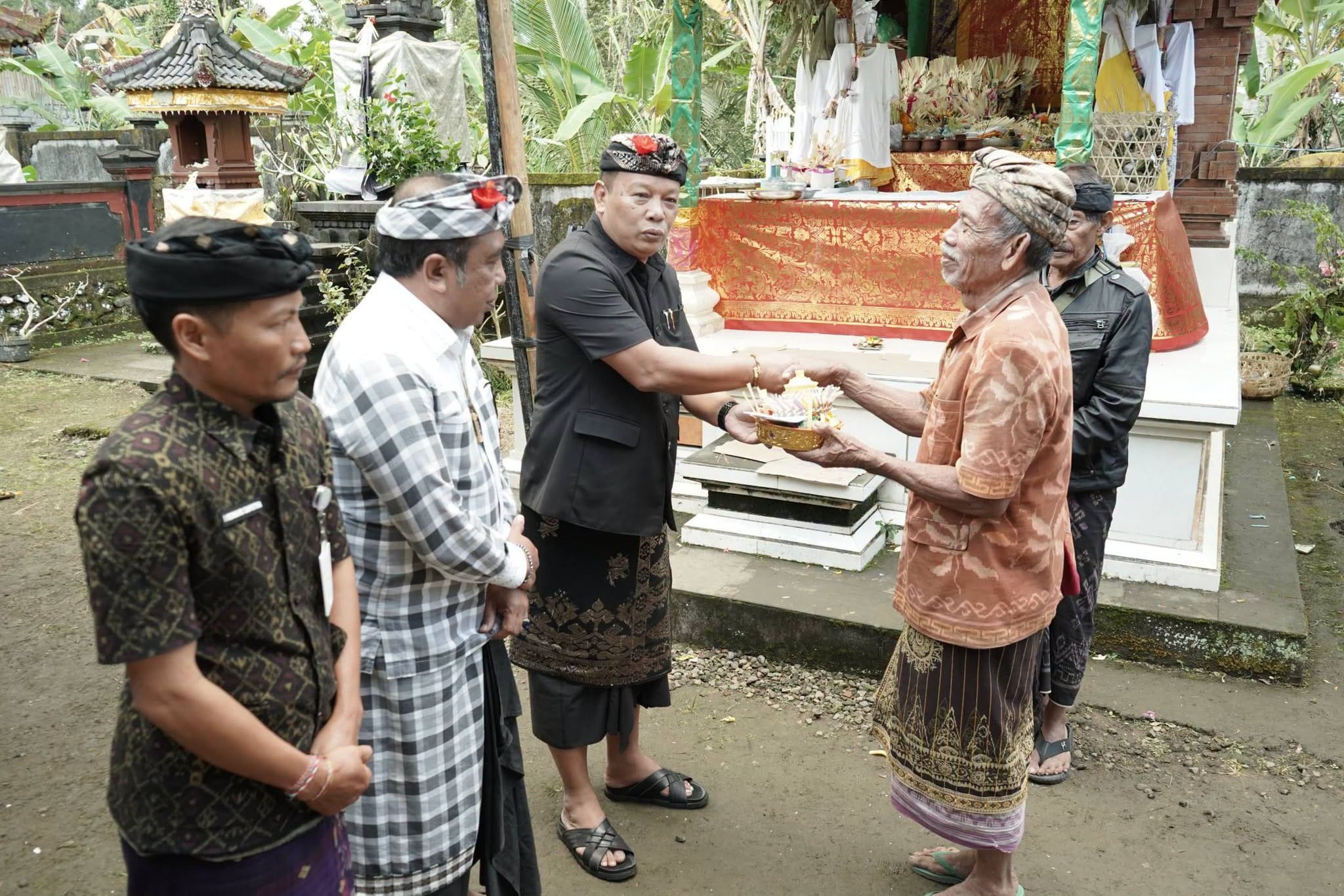 Perkuat Sradha Bhakti, Wabup Karangasem Turun Langsung Mewali dan Serahkan Punia di 5 Lokasi Karya Pitra Yadnya