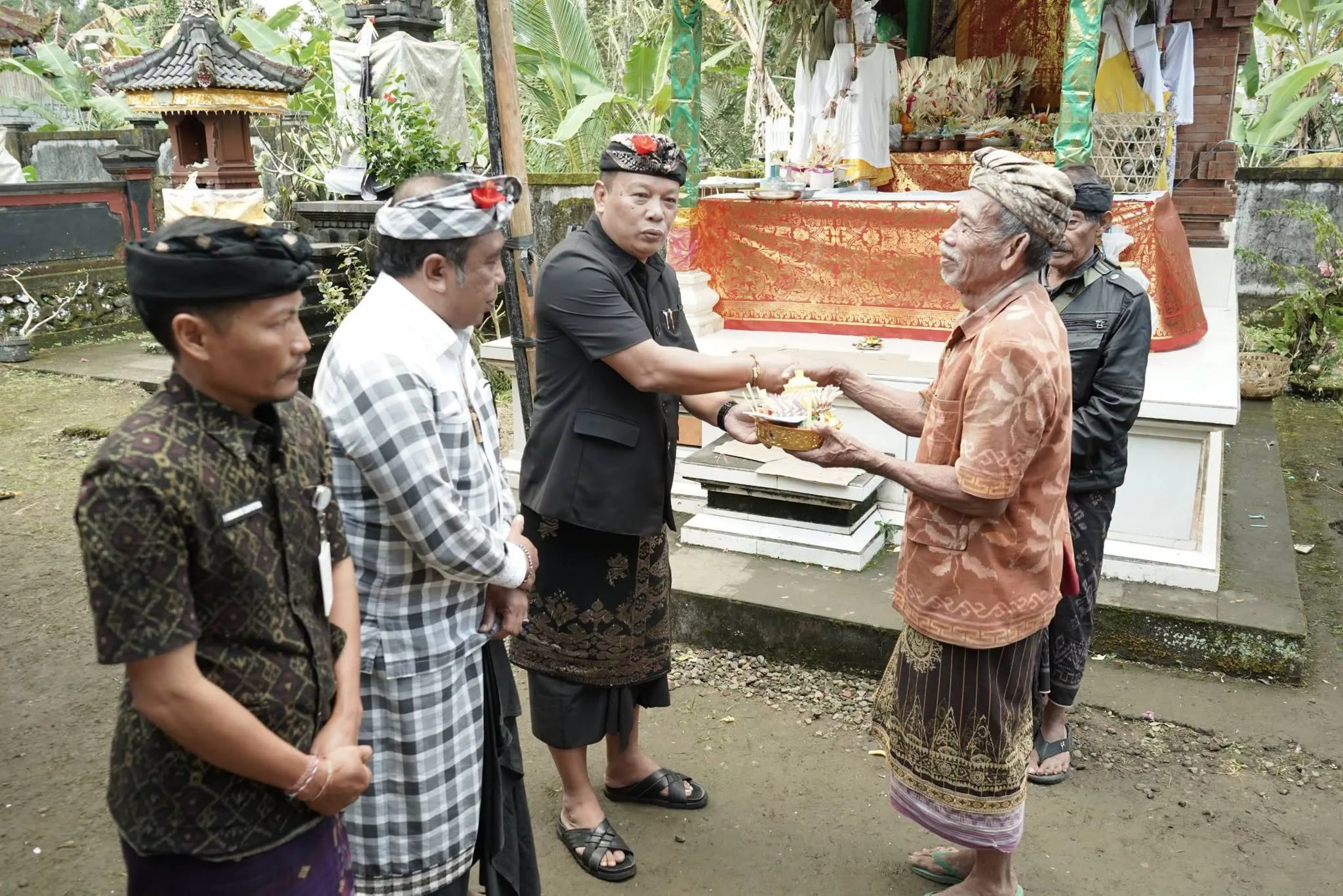 Perkuat Sradha Bhakti, Wabup Karangasem Turun Langsung Mewali dan Serahkan Punia di 5 Lokasi Karya Pitra Yadnya