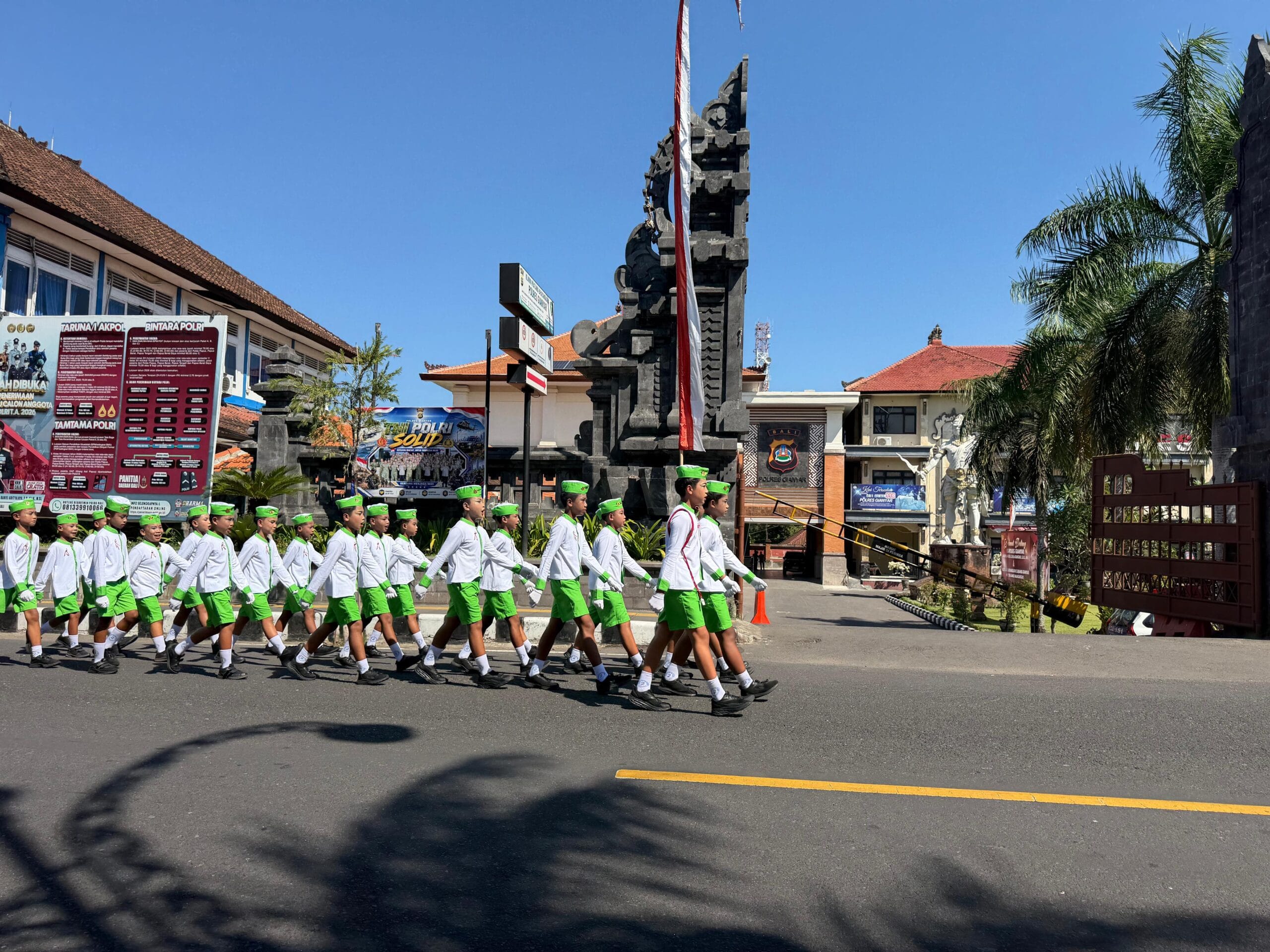 Ratusan Murid SD Pamer Kekompakan di Lomba Gerak Jalan Kreasi Gianyar