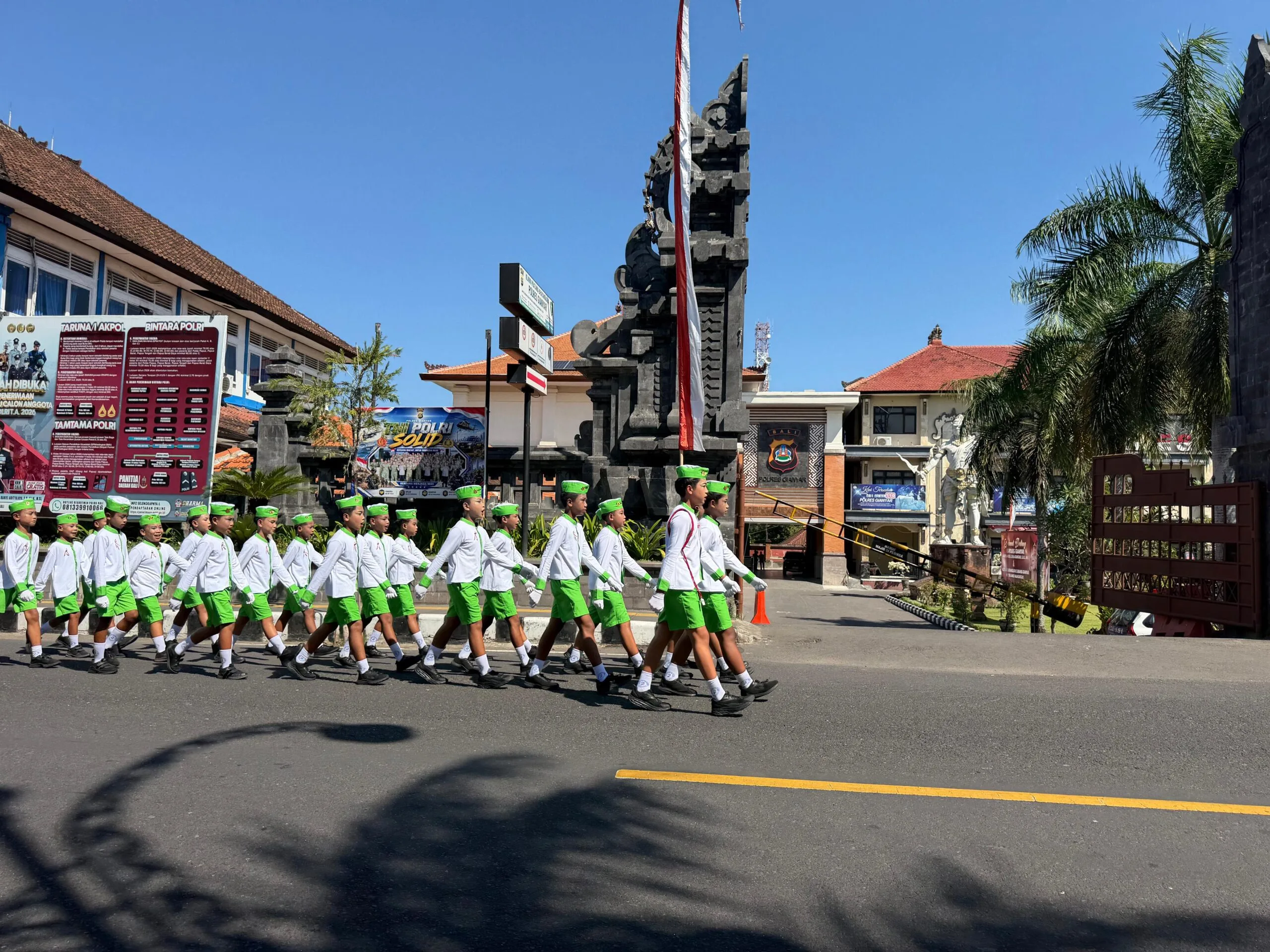 Ratusan Murid SD Pamer Kekompakan di Lomba Gerak Jalan Kreasi Gianyar