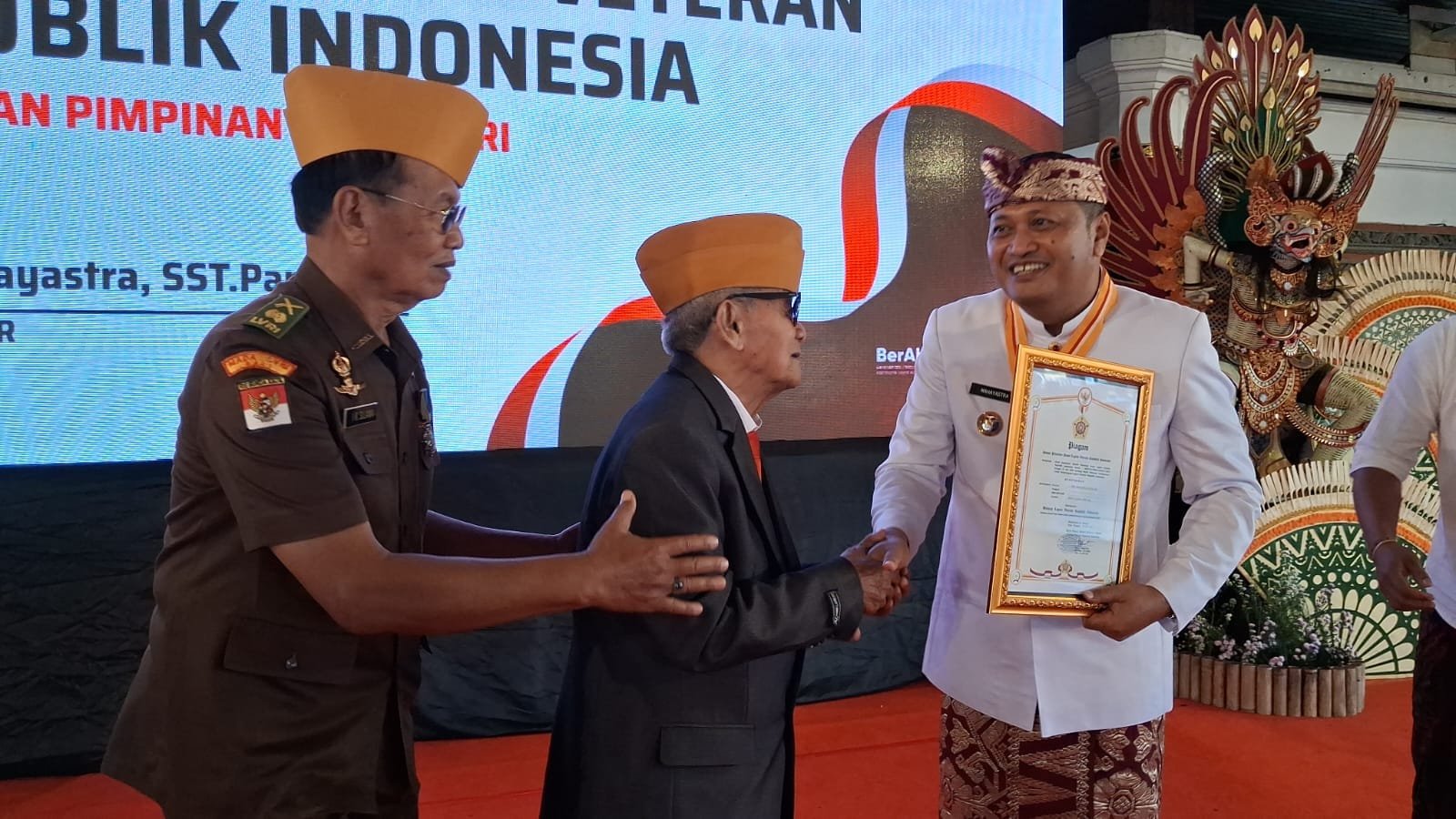 Apresiasi Perhatian terhadap Veteran, Bupati Gianyar Made Mahayastra Dianugerahi Bintang LVRI