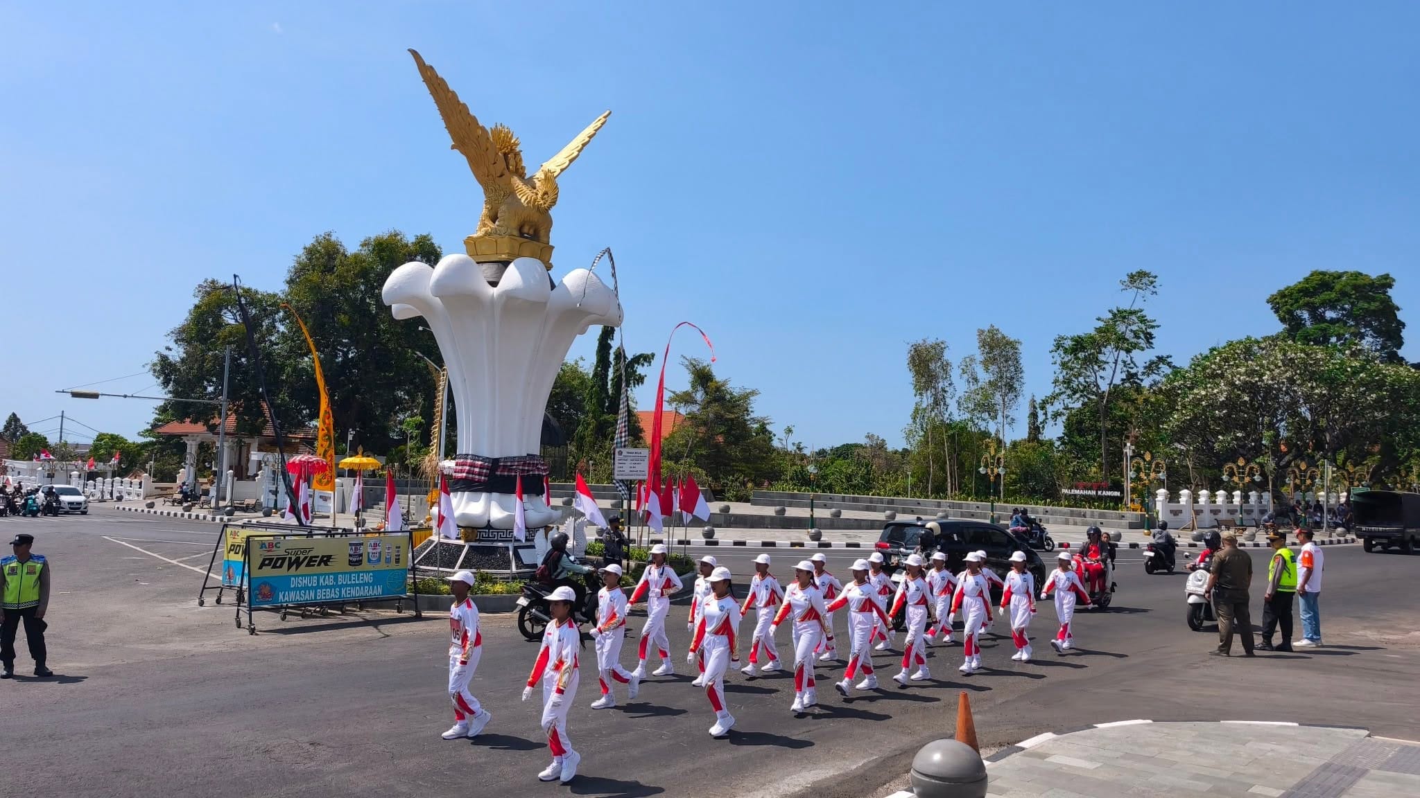 Lepas 115 Regu SD dalam Lomba Gerak Jalan 8 KM, Wabup Supriatna Buka Rangkaian HUT ke-81 RI di Buleleng (
