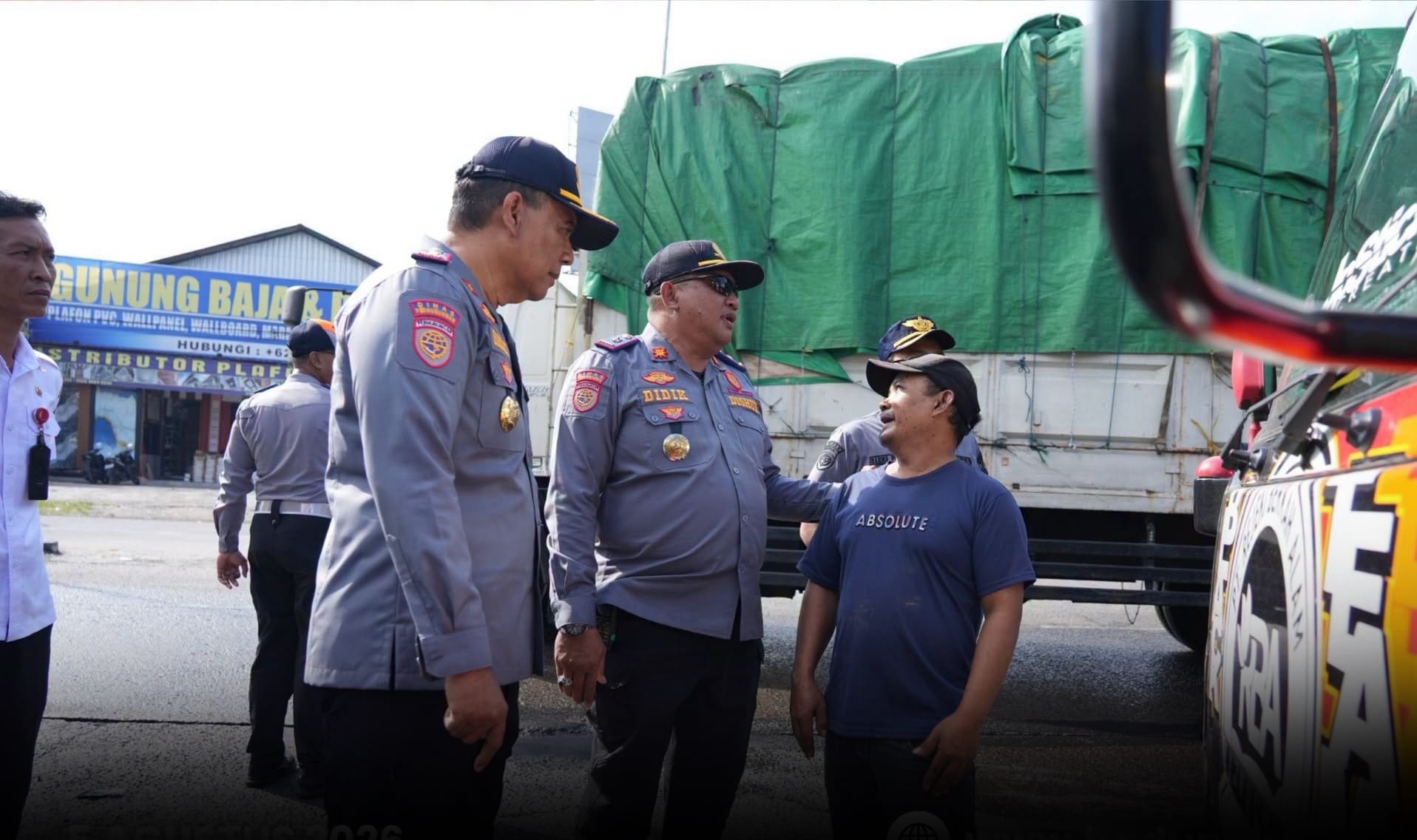 Biang Macet, Puluhan Truk Parkir Sembarangan di Mengwi Disemprit Dishub Badung