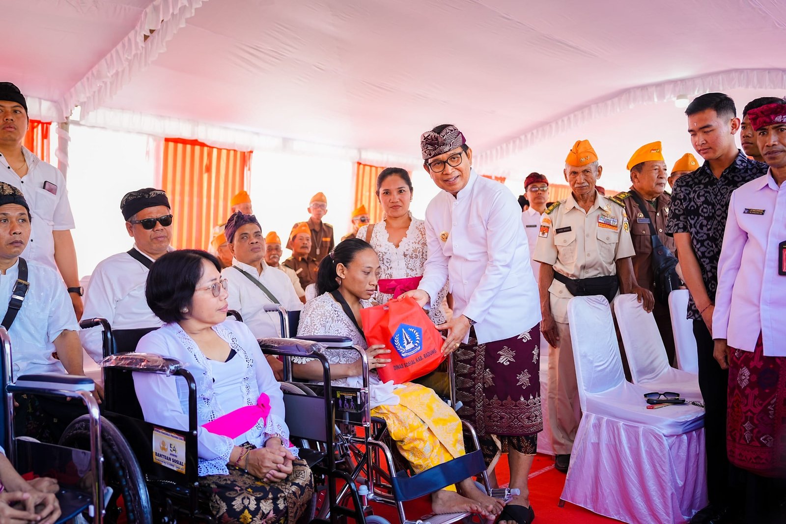 Isi Kemerdekaan, Bupati Badung Adi Arnawa Serahkan Tali Kasih untuk LVRI dan Penyandang Disabilitas