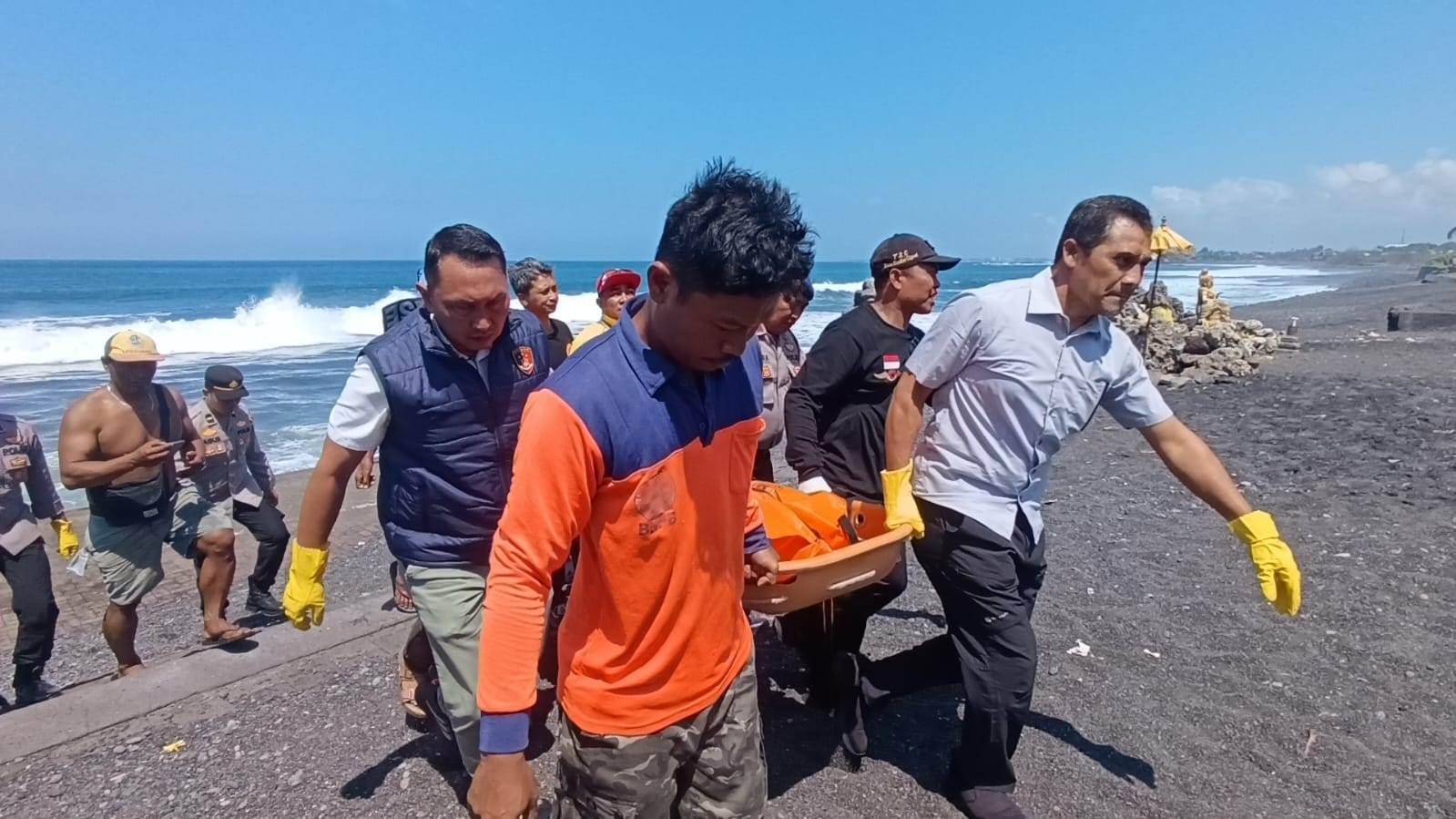 Pria Denpasar Meninggal Tersangkut Batu Pemecah Ombak di Pantai Purnama
