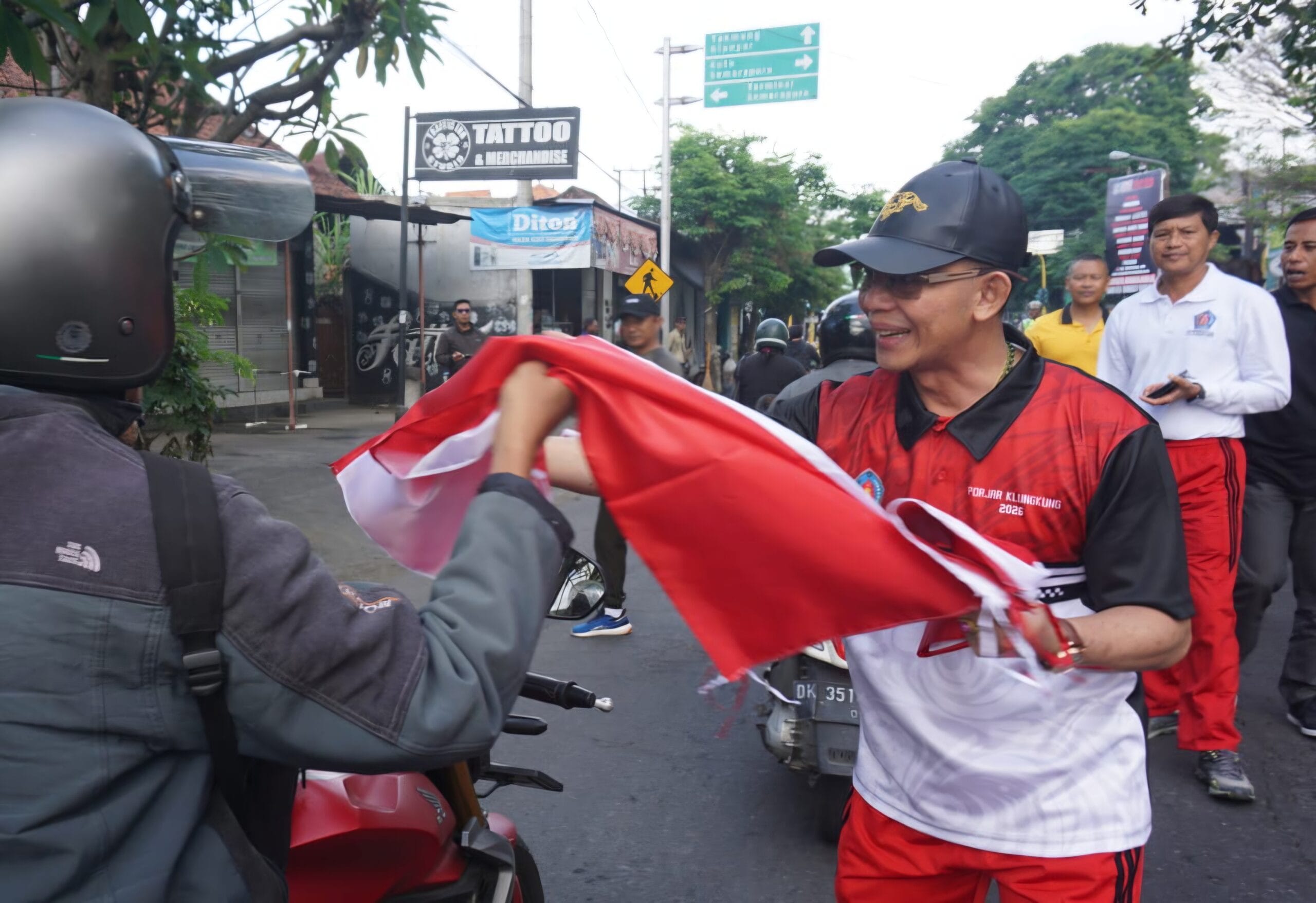 Kobarkan Nasionalisme, Bupati Klungkung Satria Bagikan Bendera Merah Putih