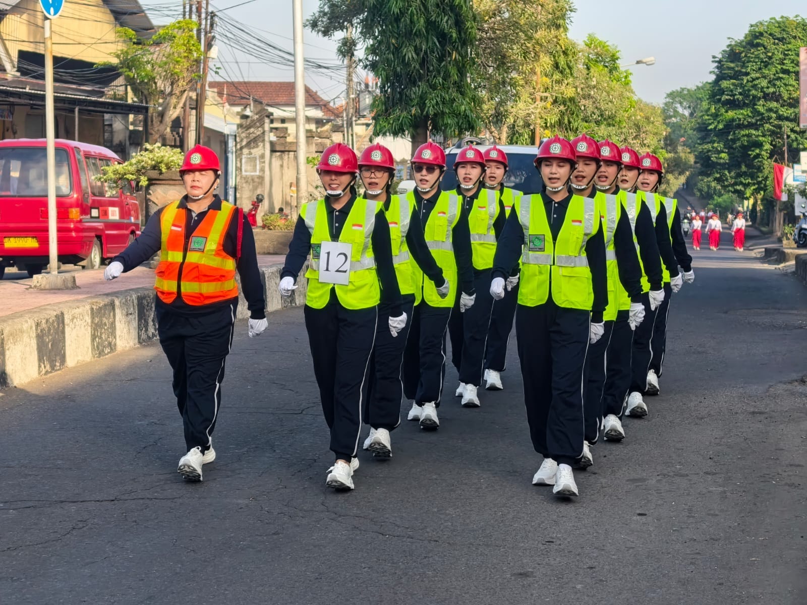 Bawa Pesan Keselamatan Kerja, Barisan Perumda Panca Mahottama Semarakkan HUT RI ke-81