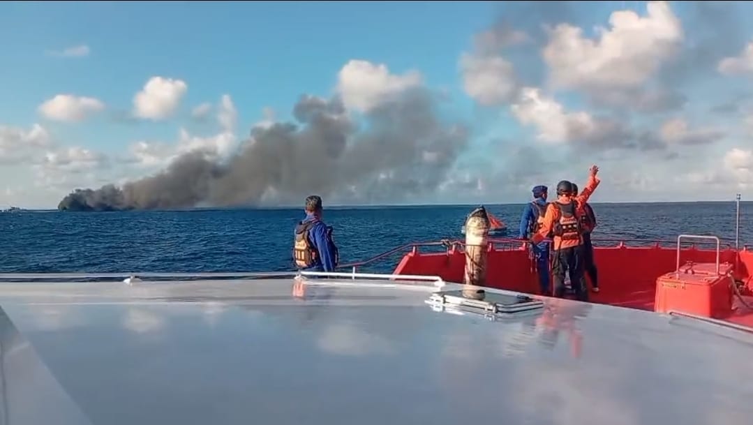 Kecelakaan Kapal Rute Bali-Lombok : KMP Putri Yasmin Terbakar, Evakuasi Terkendala Gelombang 4 Meter