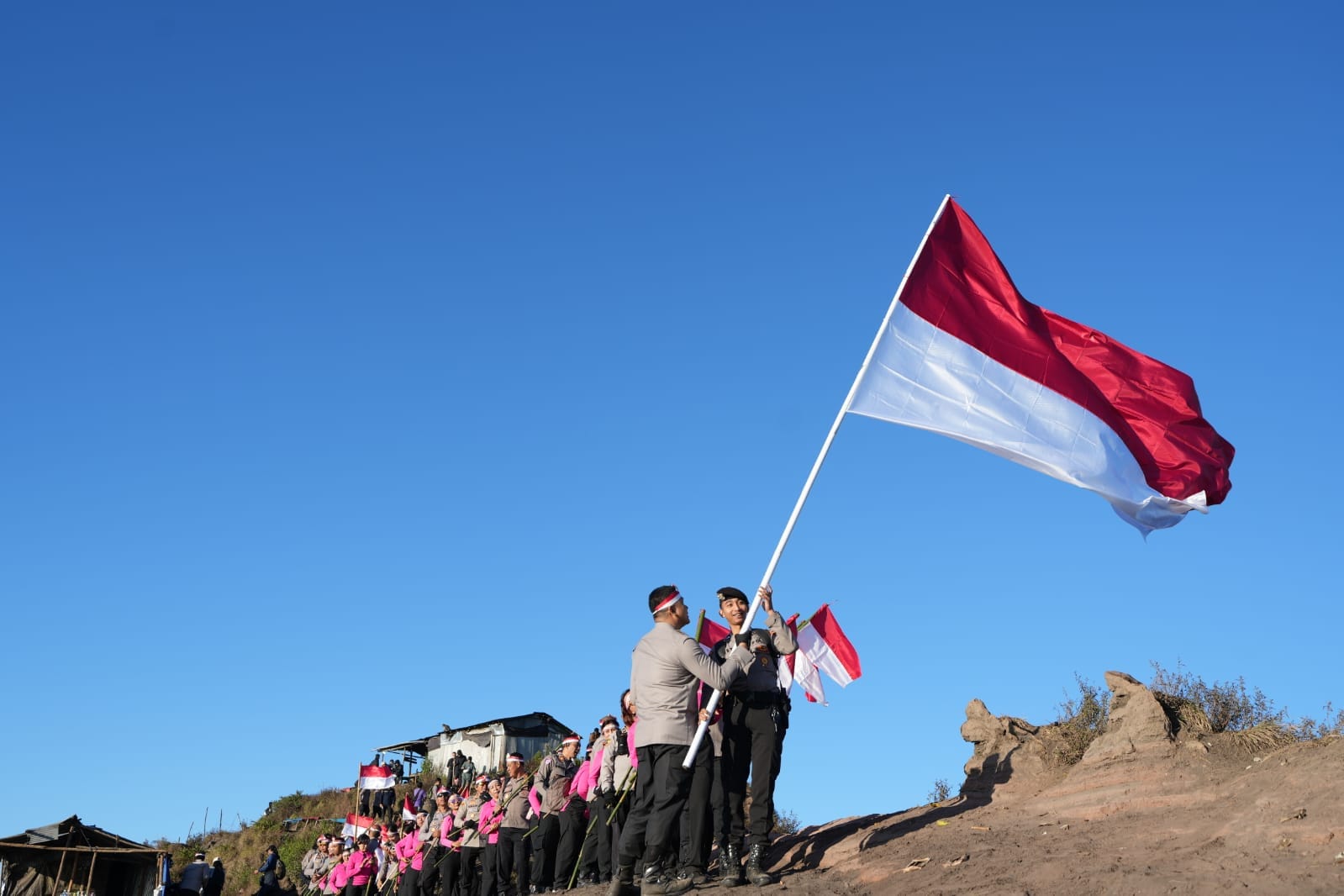 Daki Gunung Batur, Kapolres Bangli Pimpin Aksi Bersih Lingkungan – Bagikan Sembako
