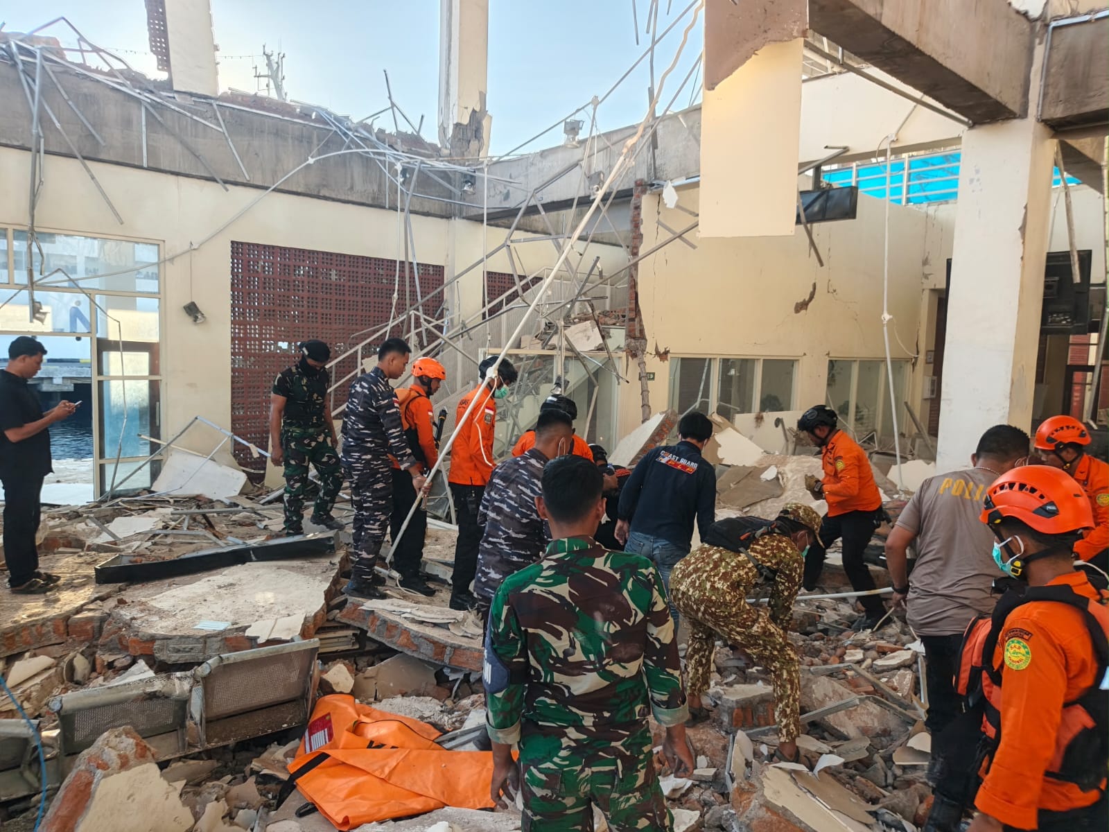Pascagempa M 7,7 Mengguncang NTT, Prajurit Kodam IX/Udayana Dikerahkan Evakuasi Warga