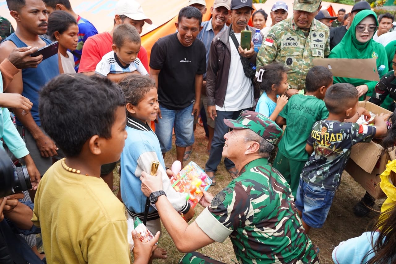 Turun Langsung ke Manggarai, Mayjen TNI Piek Budyakto Pastikan Kebutuhan Pengungsi Gempa Terpenuhi