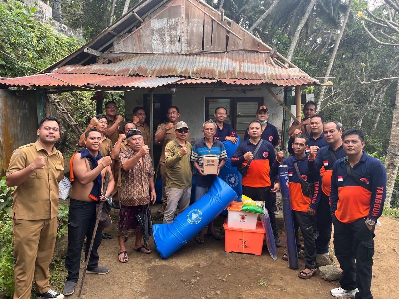 Jibaku Tim BPBD Klungkung – Gabungan, Tangani Rumah Warga Kena Puting Beliung