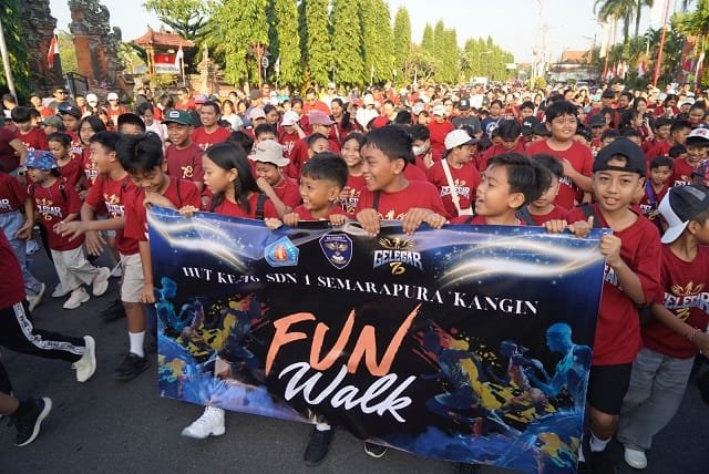 Lepas Jalan Sehat HUT ke-76 SDN 1 Semarapura Kangin, Bupati Satria Tegaskan Pentingnya Karakter Anak