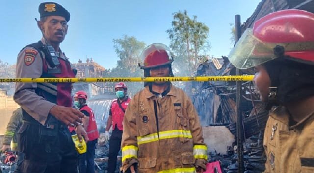 Kebakaran Kos Semi Permanen di Panjer Denpasar : Lansia Meninggal Tertimpa Puing, 1 Korban Luka Bakar