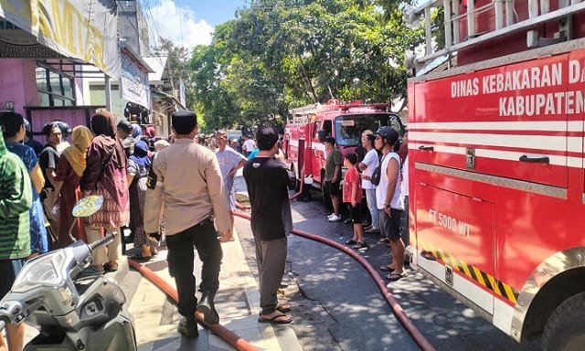 Dua Toko di Depan Pasar Kuta II Terbakar, Penghuni Sempat Evakuasi Anak dari Kepulan Asap