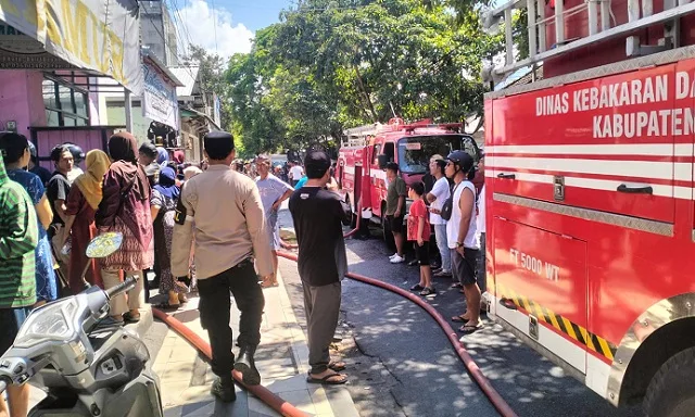 Dua Toko di Depan Pasar Kuta II Terbakar, Penghuni Sempat Evakuasi Anak dari Kepulan Asap