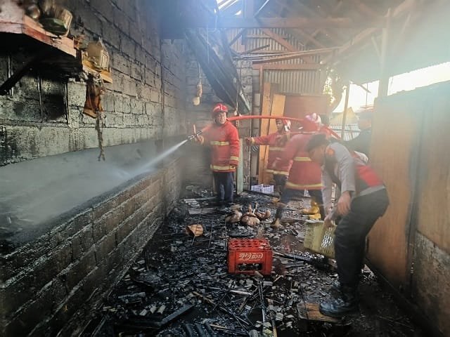 Percikan Api Pemanggangan Serabut Kelapa Lalap Tempat Usaha Ayam di Banjarangkan