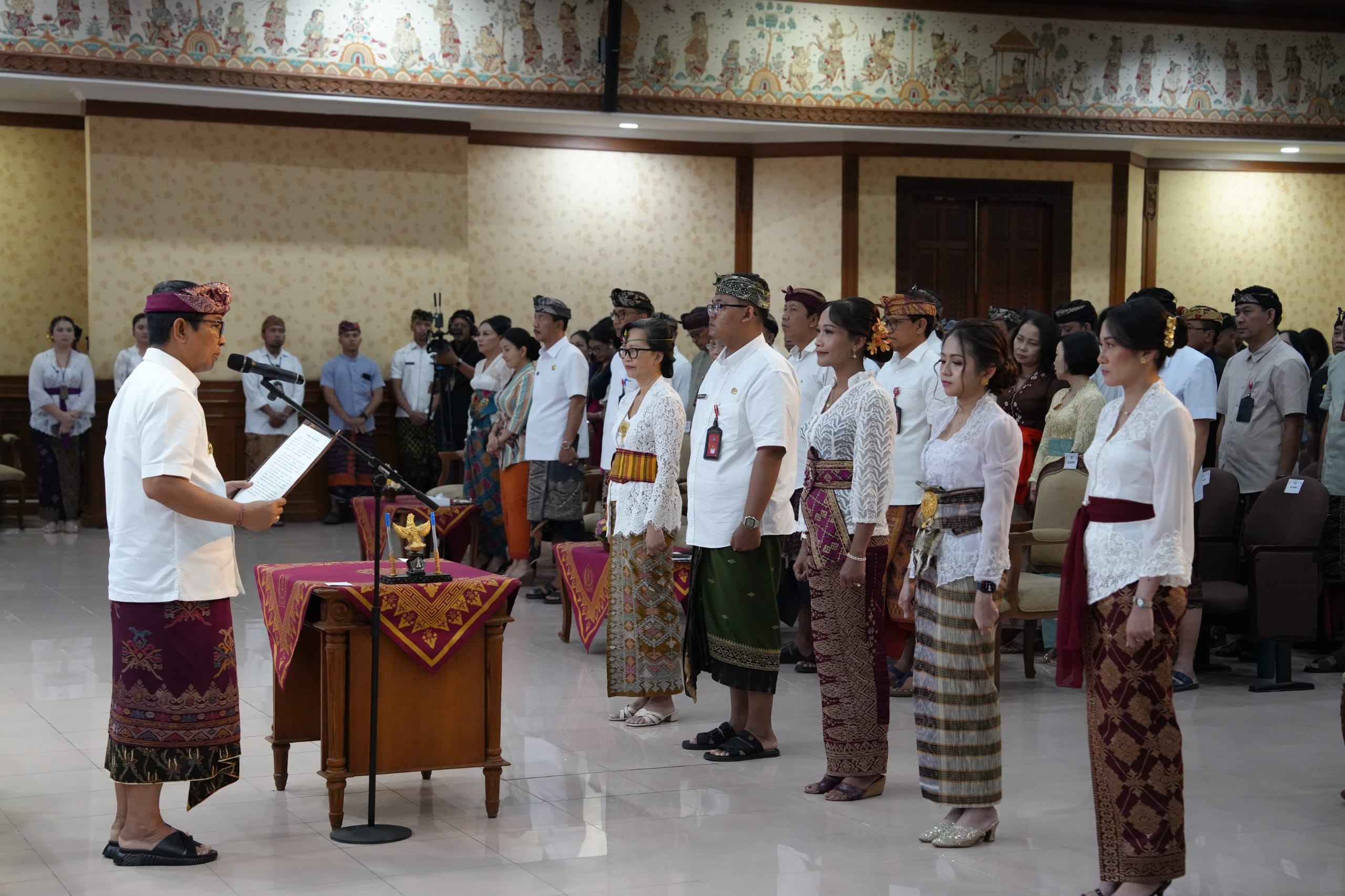 Penyegaran Birokrasi, Bupati Adi Arnawa Resmi Rotasi 163 Pejabat di Puspem Badung