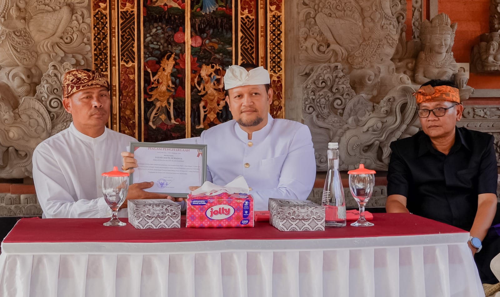Melayat ke Bongkasa, Wabup Bagus Alit Sucipta Serahkan Akta Kematian
