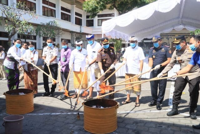 7.881 Slop Rokok Ilegal Hasil Perkara Cukai Dimusnahkan Kejari Denpasar