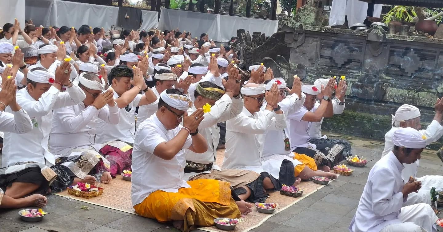Sambut HUT RI ke-81, Jajaran Pemkab dan Forkopimda Bangli Matur Piuning di Pura Kehen