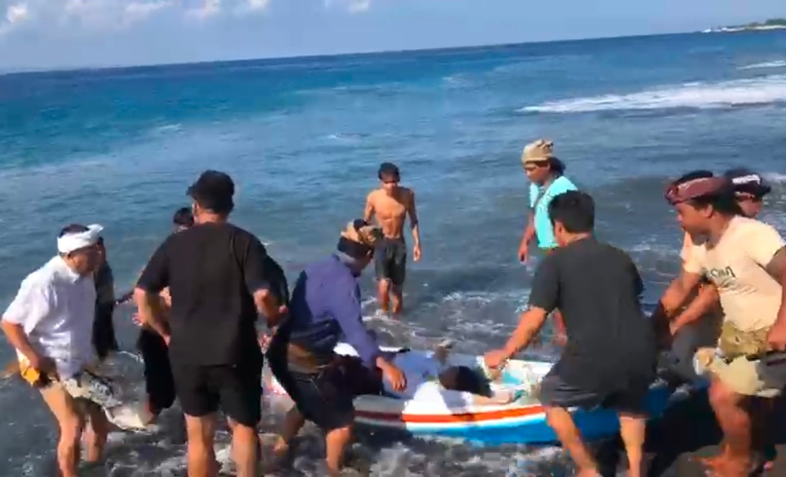 Rombongan Ngidih Nak Luh Mampir di Rest Area Goa Lawah, 4 Terseret Ombak – 2 Meninggal