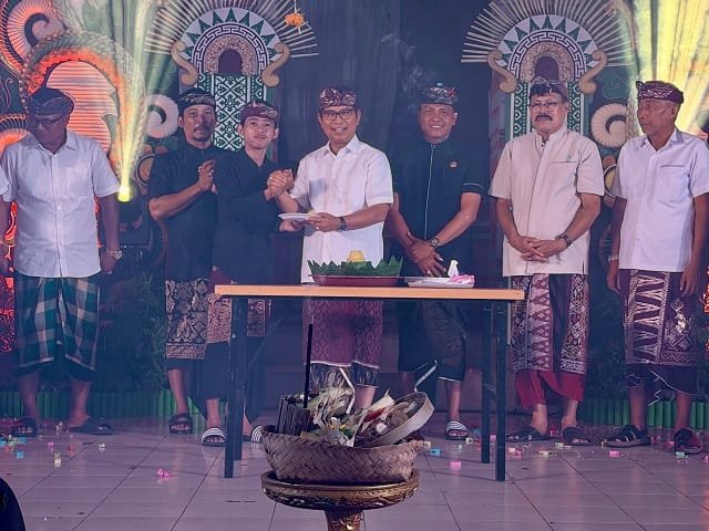 Hadir di HUT ST Yowana Pratyaksa Banjar Bualu, Bupati Adi Arnawa Beberkan Proyek Jalan Rp 2,9 Triliun di Badung Selatan