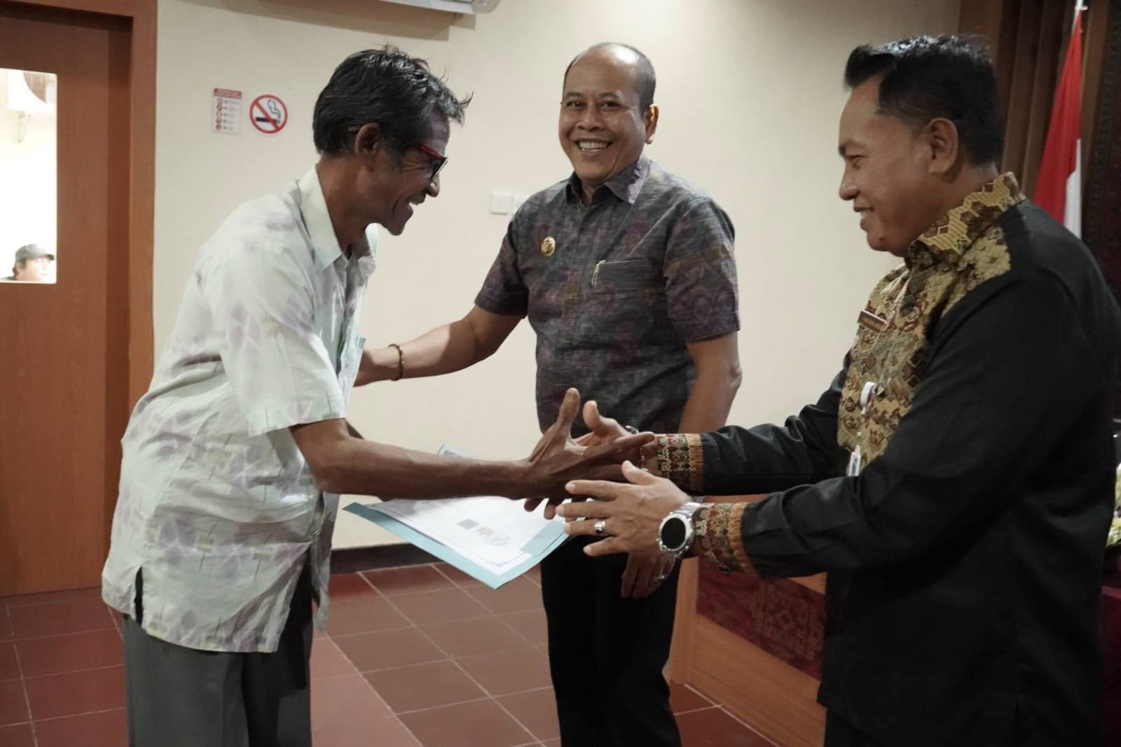 Serahkan SK Pensiun 21 ASN Karangasem, Bupati Gus Par Titip Pesan Pengabdian Tanpa Batas