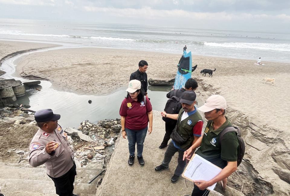 Nekat Buang Limbah ke Pantai Berawa, Pipa IPAL Finns Beach Club Disemen Permanen DLHK Badung