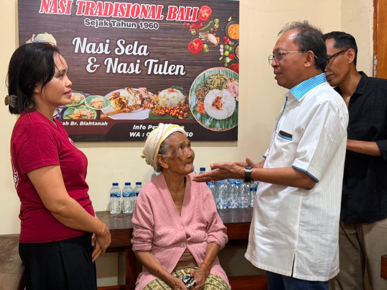 Spesial Tumpek Krulut, Gubernur Koster Traktir Warga Nasi Pindang Dadong Rintin Gianyar lan Borong UMKM se-Bali