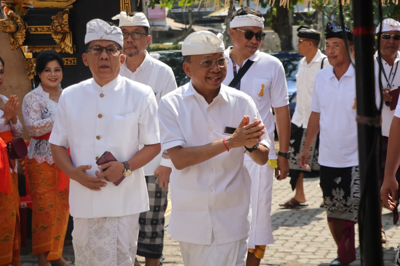 Hadir di Atma Wedana Bualu, Gubernur Koster Dorong Pitra Yadnya Massal Ringankan Krama dan Hibah Aset Pemprov untuk Desa Adat