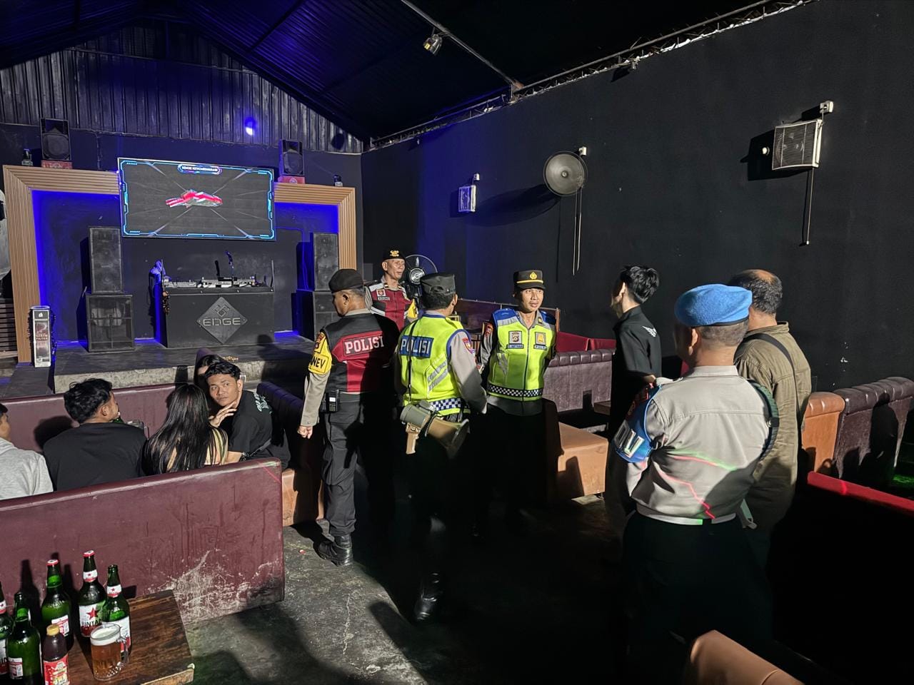 Pemberantasan Penyakit Masyarakat! Polres Gianyar Sisir Kafe lan Jalan Protokol Dalam Patroli Skala Besar