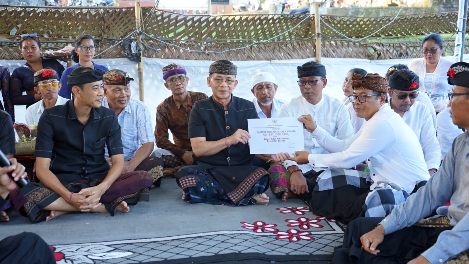 Bantu Ngaben Massal di Banjarangkan, Bupati Satria : Tiap Sawa Rp 5 Juta