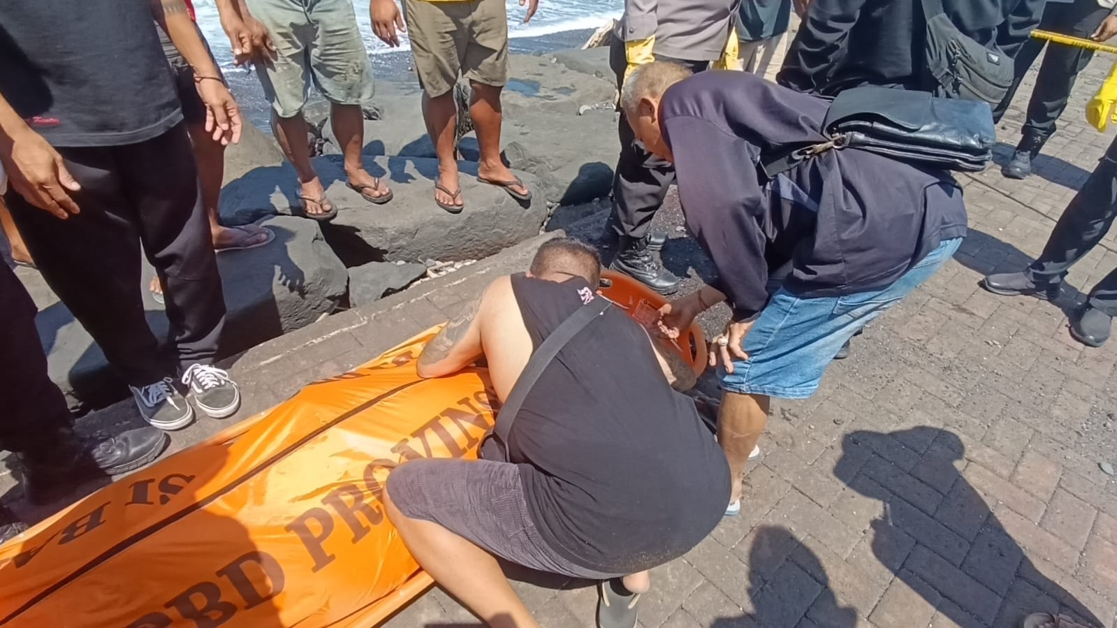 Kronologi Penemuan Jenazah Kadek Dedi di Pantai Purnama : Mobil Terkunci, Tubuh Terjepit Batu Tanggul