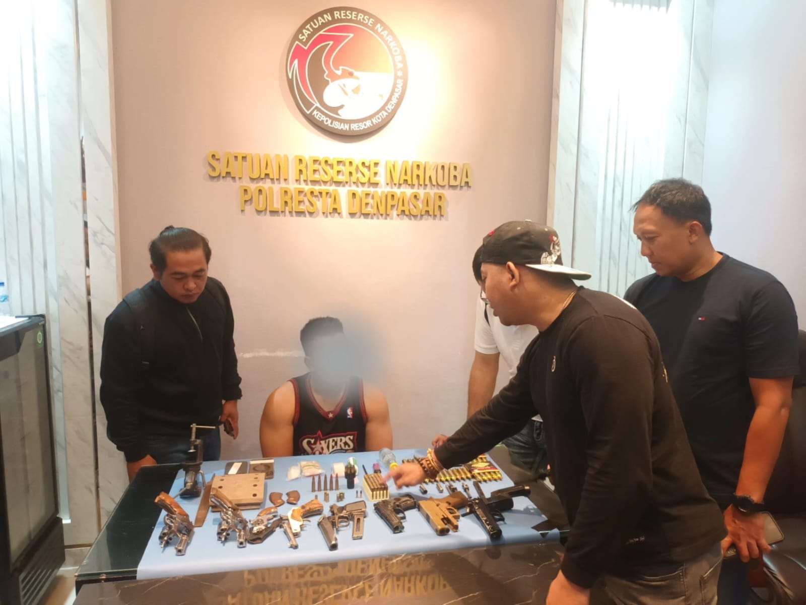 Grebek Kasus Ekstasi di Penatih, Polresta Denpasar Temukan 5 Senpi, Airsoft Gun & Puluhan Amunisi dari Tangan Pelatih MMA
