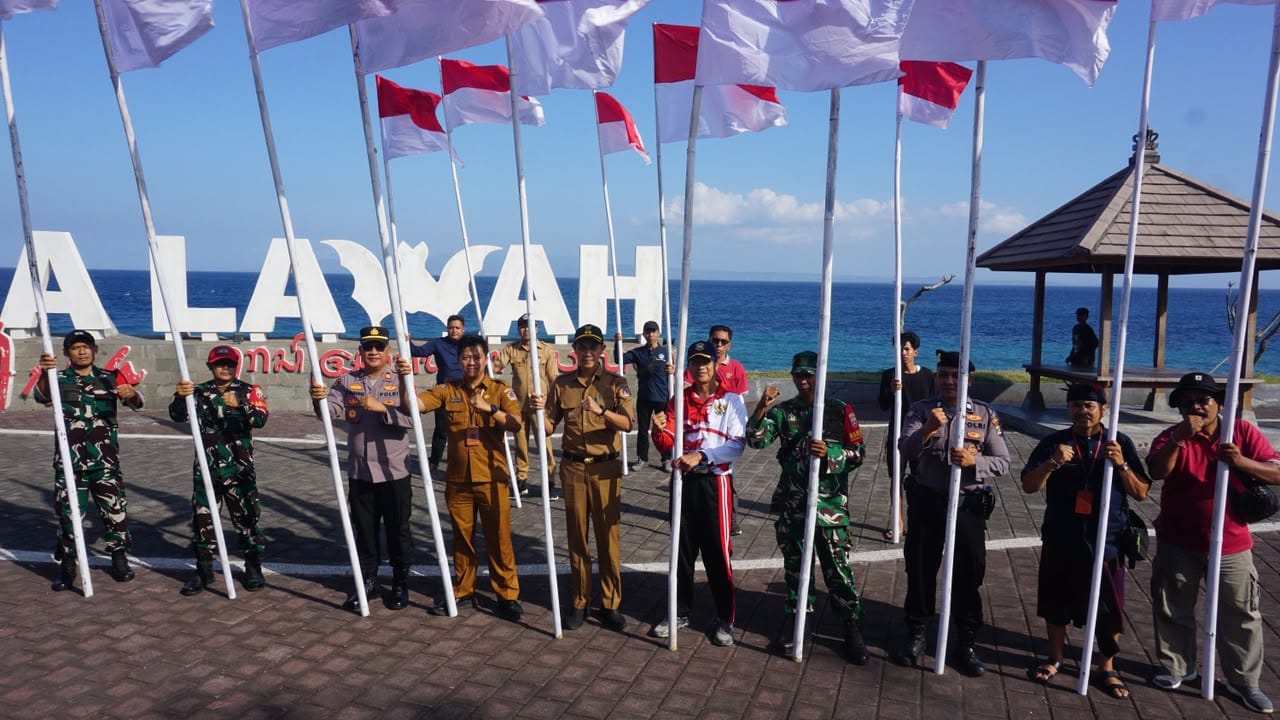 Sambut HUT ke-81 RI, Bupati Satria dan Wabup Tjok Surya Pimpin Aksi Sebar Bendera Merah Putih di Klungkung
