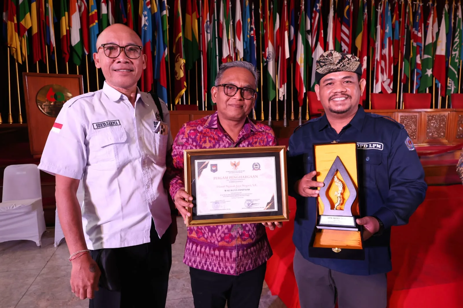 Komitmen Pemberdayaan Warga Diapresiasi, Pemkot Denpasar Sabet LPM Award di Bandung
