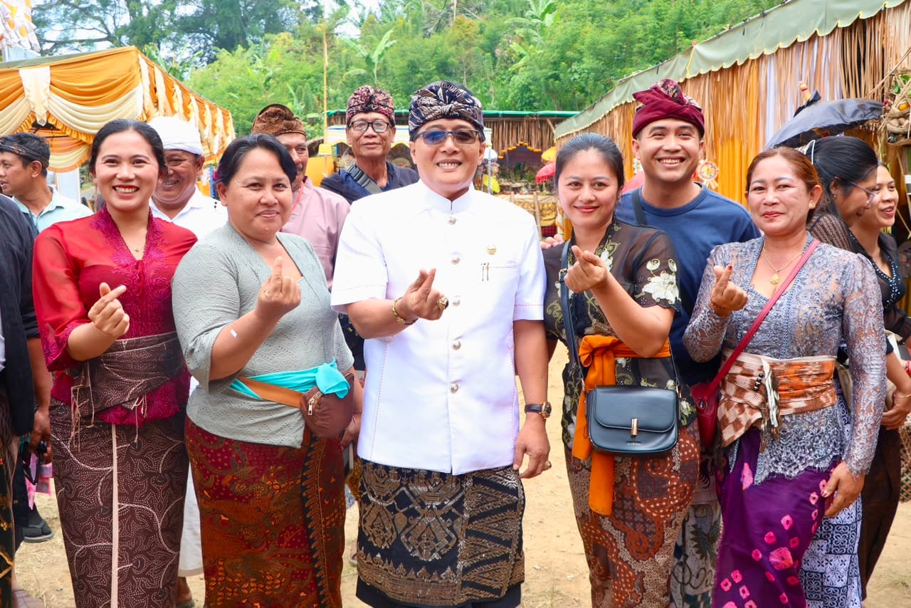 Giri Prasta Hadiri Ngaben Massal Perdana di Desa Adat Mengandang Buleleng, Serahkan Punia Puluhan Juta