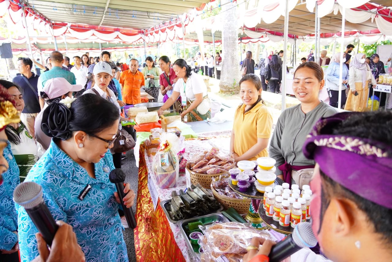 Aksi ‘Berbelanja dan Berbagi’ PKK se-Bali di Jembrana, Borong Produk UMKM hingga Bagi Sembako