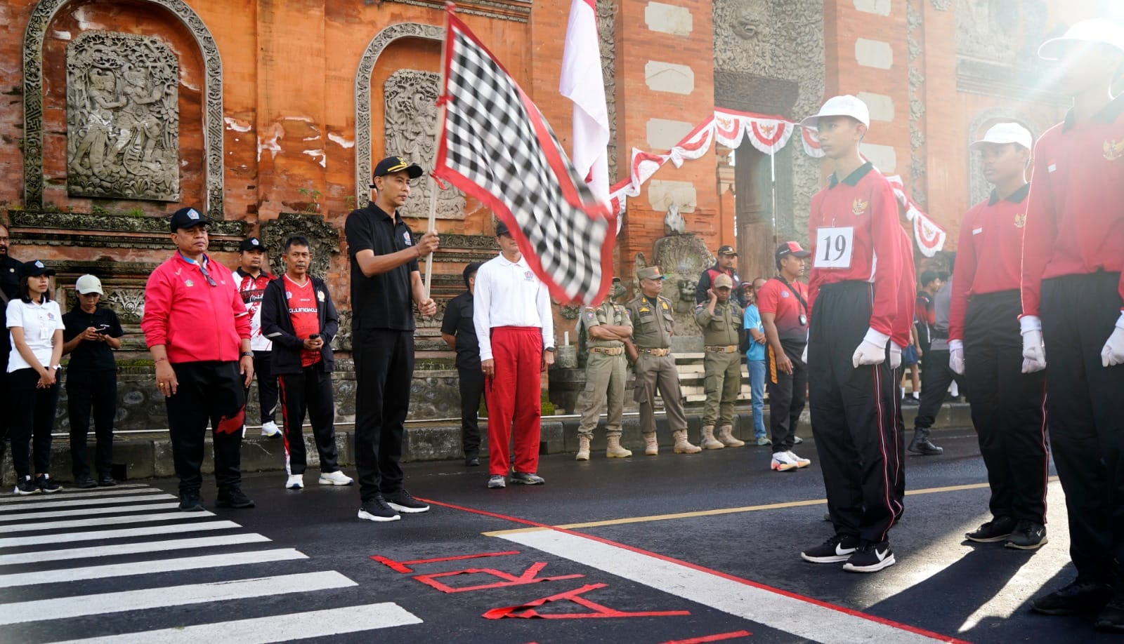 Lepas Gerak Jalan 8 Km SMP Putra, Wabup Tjok Surya Tekankan Kedisiplinan dan Patriotisme