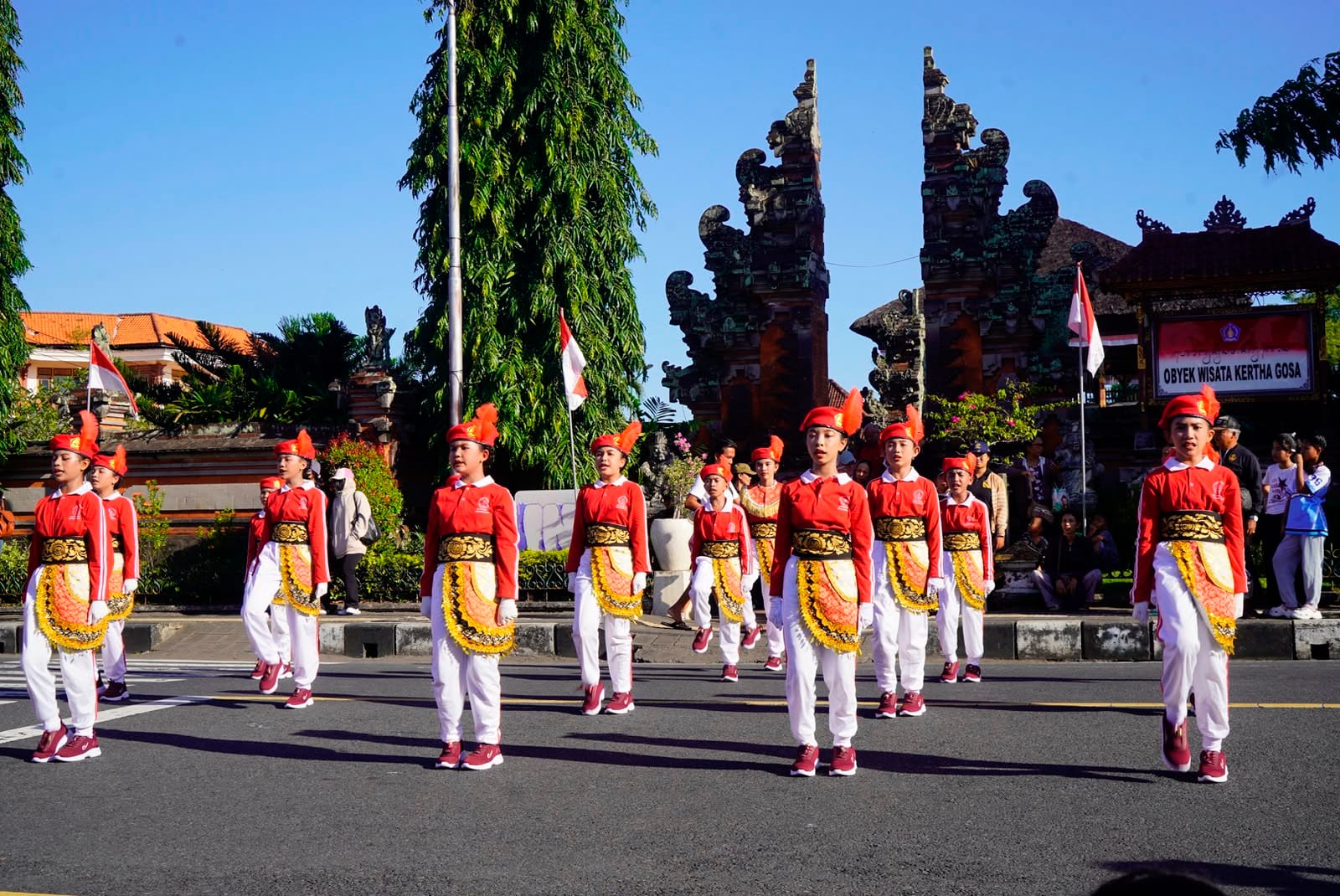 Aksi 33 Peleton Siswa SD Pukau Penonton, Bupati Satria Buka Lomba Gerak Jalan Indah di Klungkung