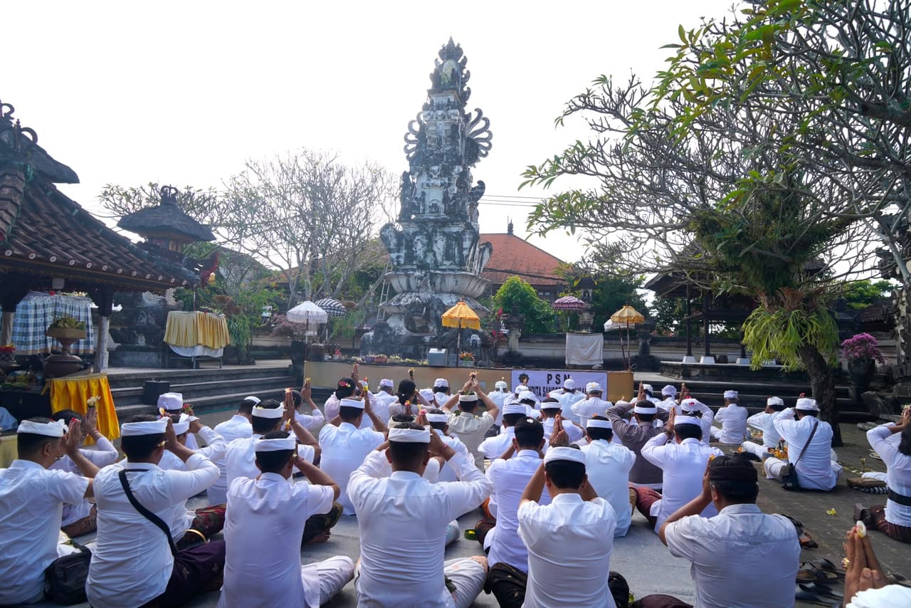 Persembahyangan Bersama di Pura Jagatnata, Mepiuning Menyambut HUT ke-81 RI