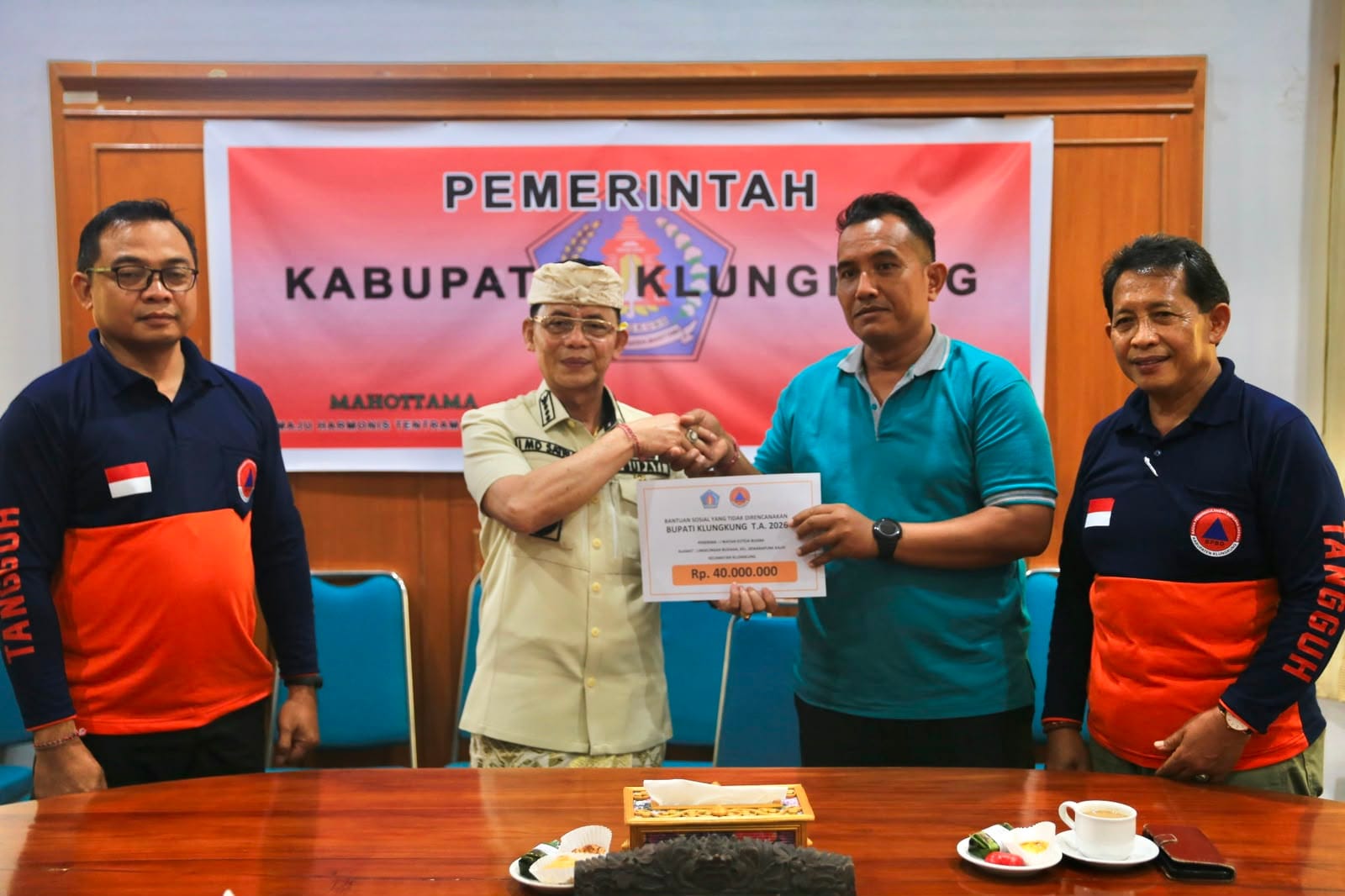 Bupati Satria Serahkan Bantuan Sosial bagi Korban Bencana di Klungkung