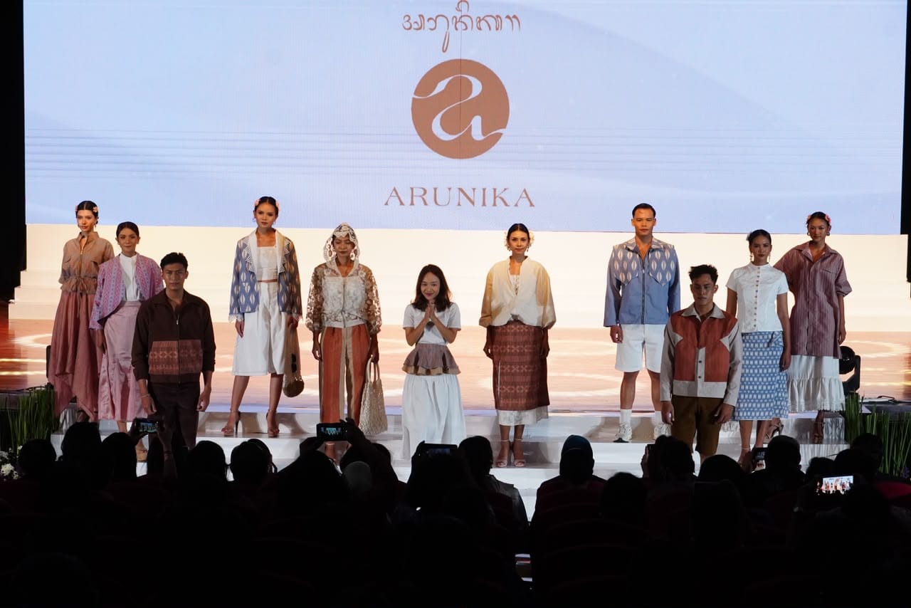 Fashion Road Show di Denpasar, Putri Koster Ajak Gunakan Wastra Karya Desainer Lokal